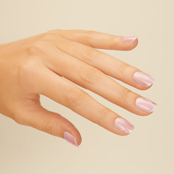 It's showtime! Semi-cured soft pink ombré gel nail strips featuring a velvet shimmer finish with mega volume & maximum shine. 