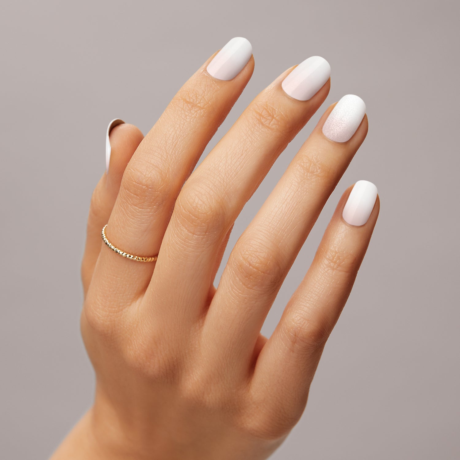 Style is of the essence. Semi-cured off-white gel nail strips featuring a subtle baby pink ombré and a velvet shimmer effect with mega volume and maximum shine.