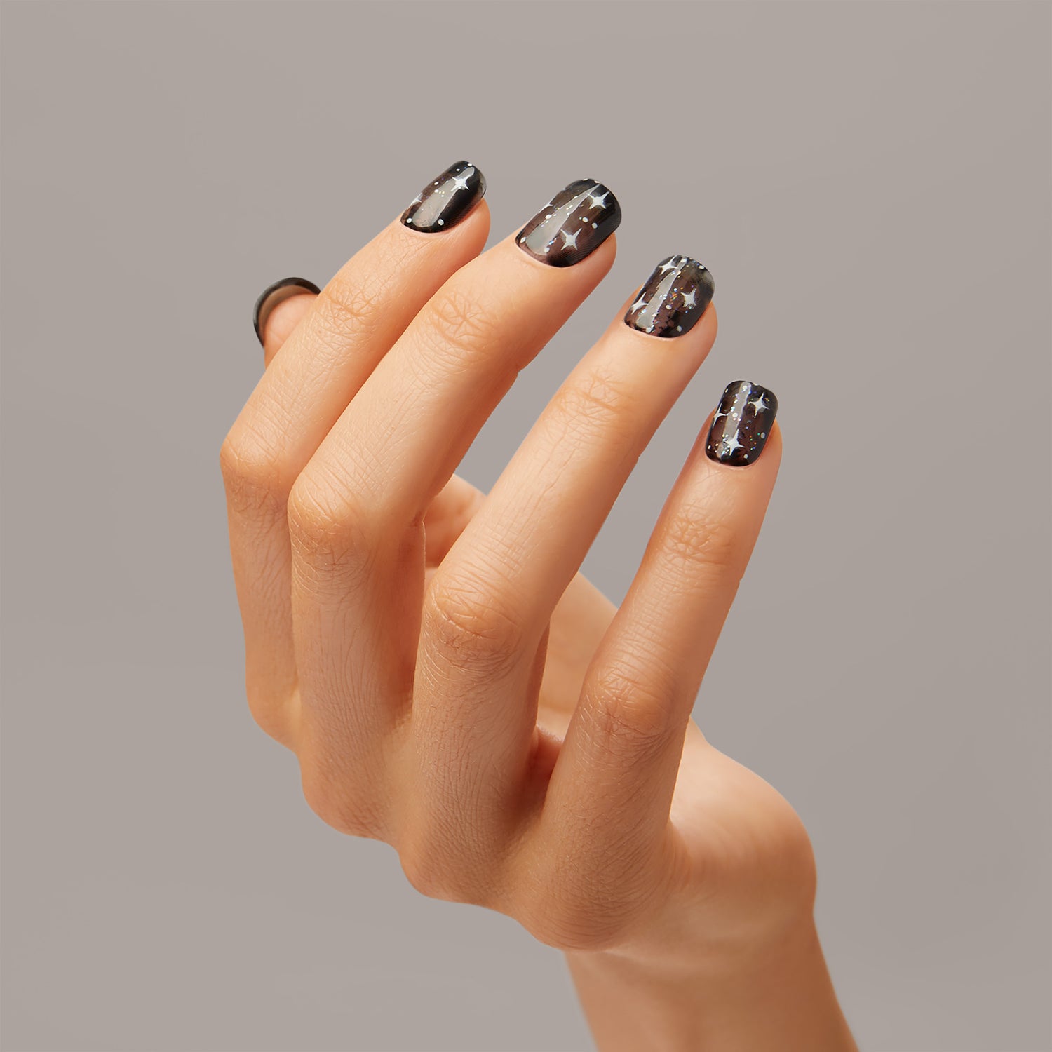  Wait for the smoke to clear and you'll see the magic. Short length, square shape, glossy finsh. Short press-on gel nails featuring smokey accents, airbrush stars, and iridescent glitter.