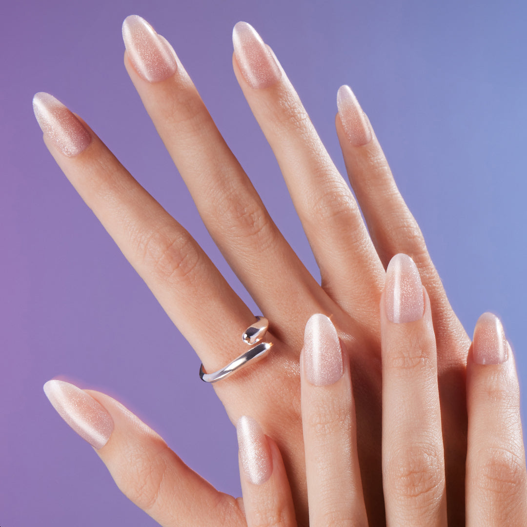 A true ready-to-wear LED nail extension, designed with pro-level nail art and effects for an instant, salon-like result. Achieve length and salon-strength with a superior 14-day wear—in just two simple steps.