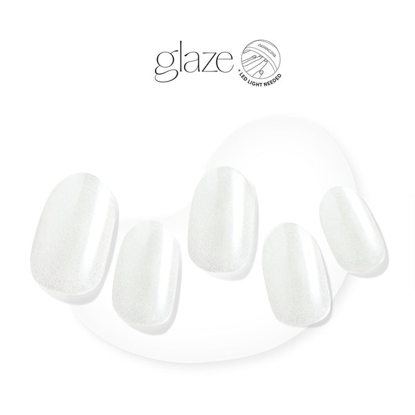 Semi-cured pearly, white shimmery chrome gel nail strips with mega volume & maximum shine.